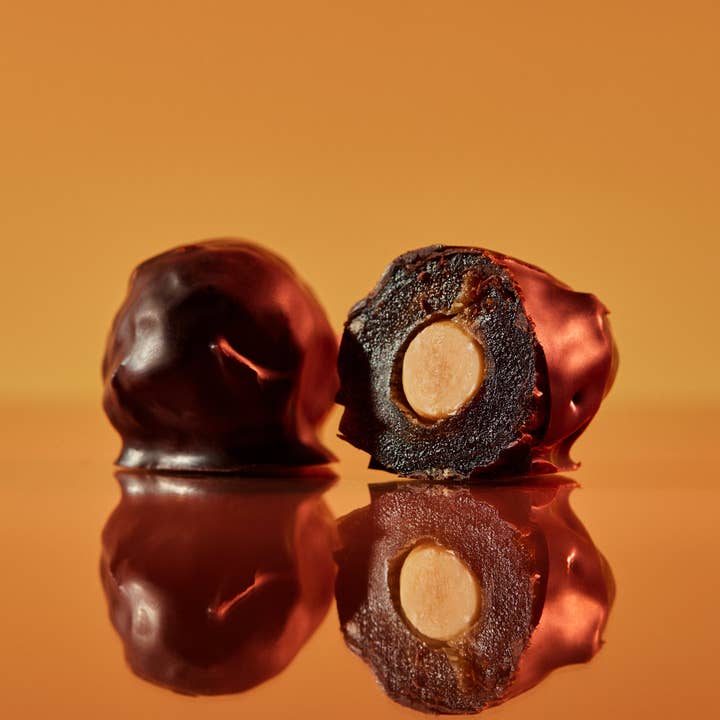 KAICAO – wholesale Chocolate box – A pack of 6 medjool Dates filled with nuts covered with 100% chocolate