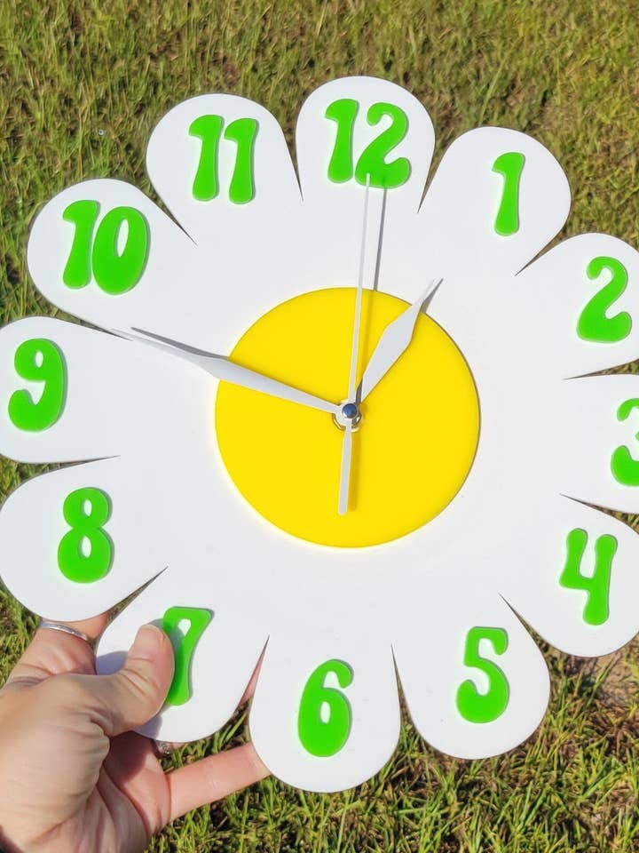 Orologio da parete White Daisy per la vendita all'ingrosso da parte di Shelfish Modern