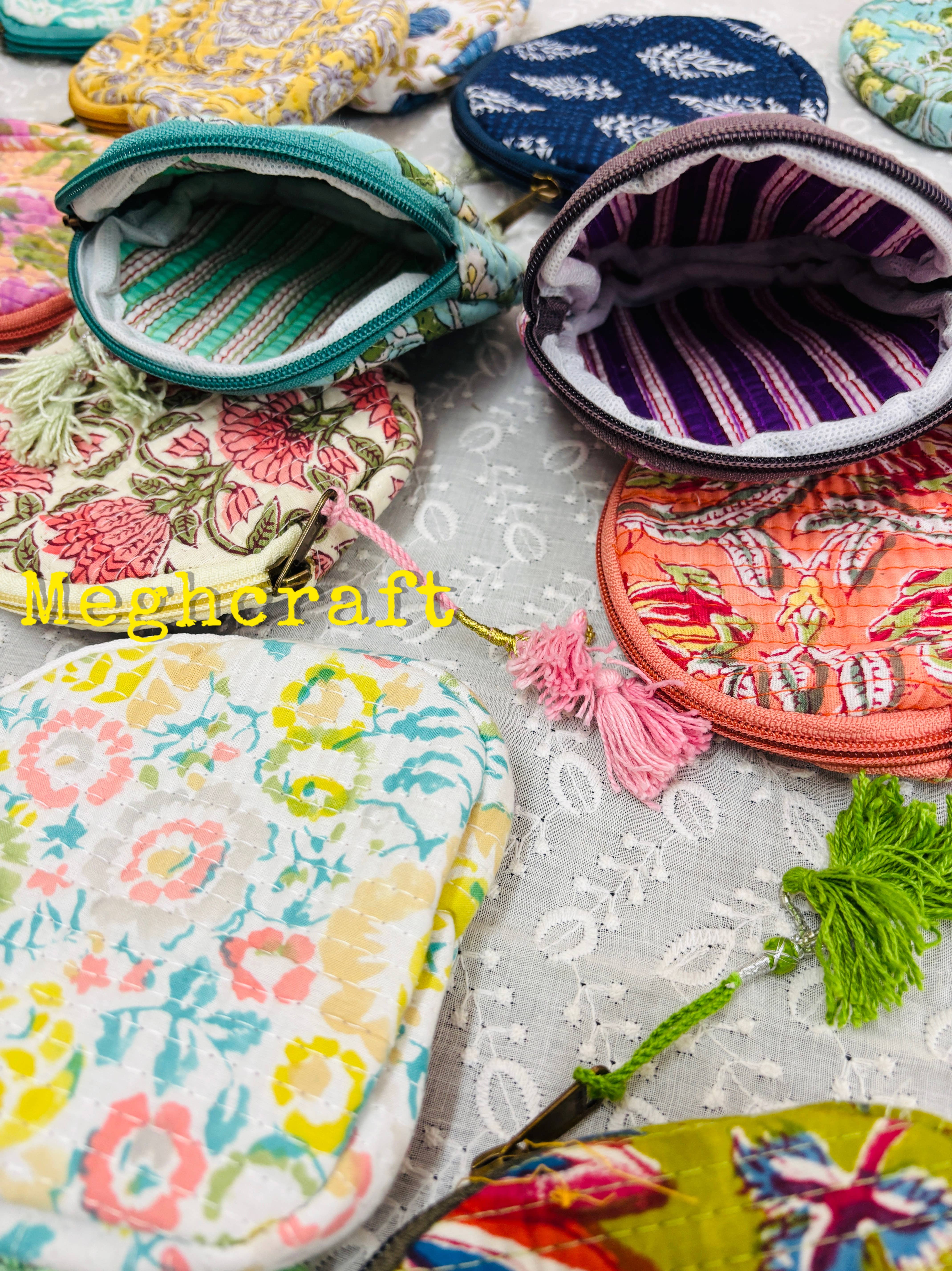 Meghcraft - Vendita all'ingrosso Portamonete - Donna - Portamonete trapuntato in cotone con stampa assortita | Borsetta rotonda piccola con nappine | Sacchetti regalo6