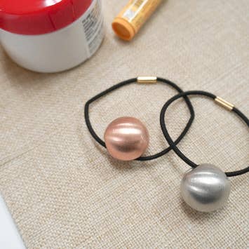 Metal Ball Hästsvanshållare | Metallboll elastisk | Chic Tie för wholesale av littletwinkleco