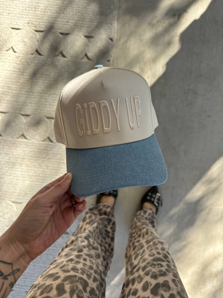 Chapeau à bord en denim GIDDY UP pour la vente par Electric label
