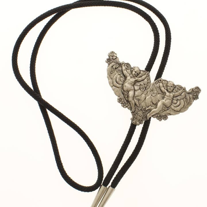 Gravata Bolo Companheiros Celestiais – Querubins Gêmeos em Prata Ornada, Feito nos EUA, 86,7mm x 51,3mm por atacado de HHH Designs