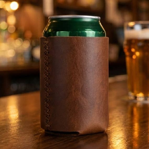 Handgefertigter Dosenhalter aus Leder, Custom Beer Koozies für den Großhandel von Derio Leather