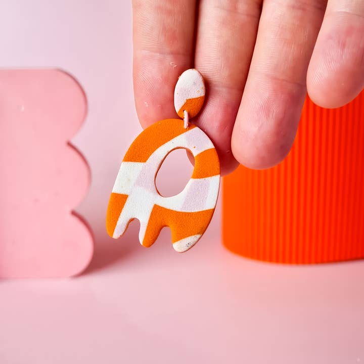 Mono - Vendita all'ingrosso Orecchini pendenti - Orecchini fatti a mano in argilla polimerica a forma organica arancione e rosa.16