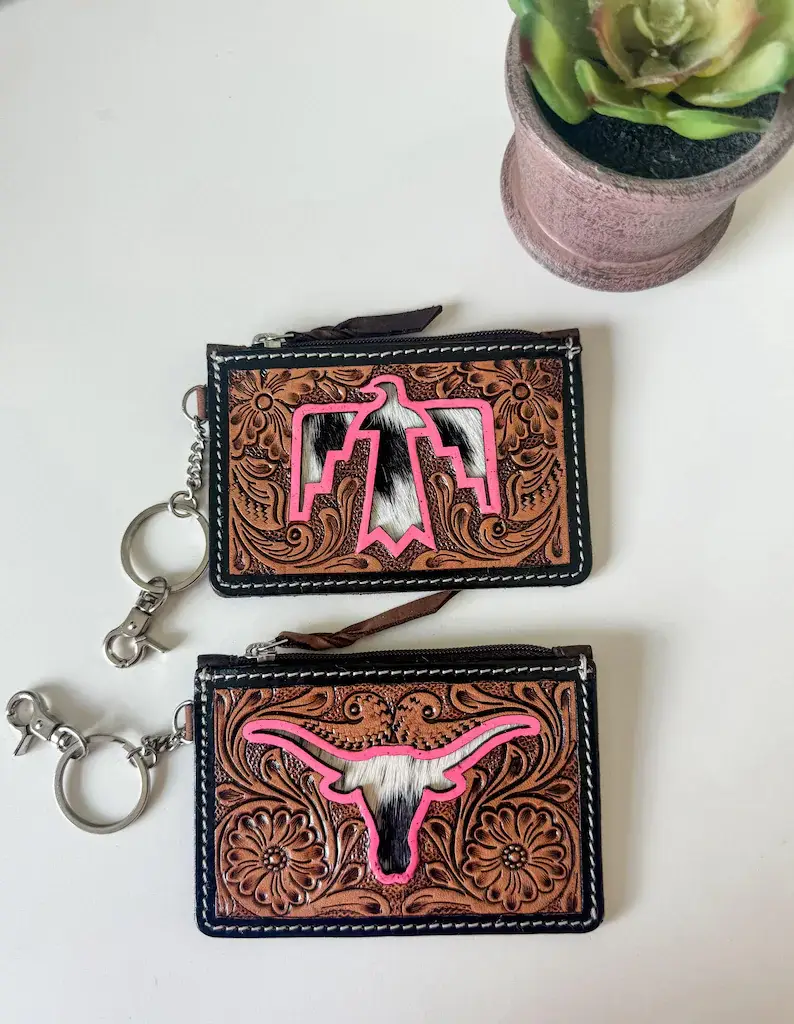 Boho Ranch Shop - Vendita all'ingrosso Portafogli - Donna - Portachiavi in pelle lavorata a mano Portafoglio Thunderbird Longhorn Cappello con fiocco11