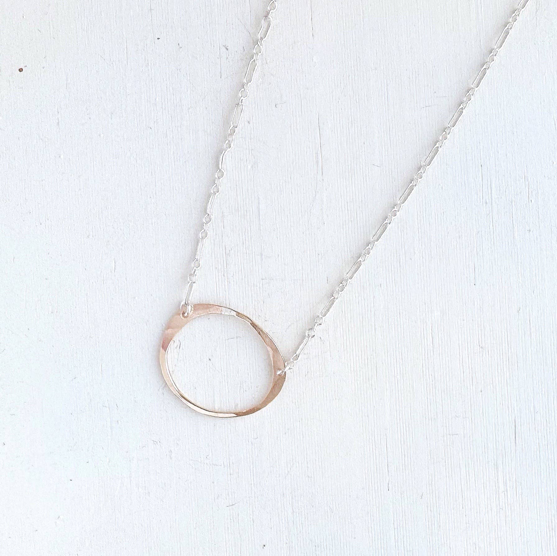 Freshie & Zero - Venta al por mayor Collares con colgantes/abalorios - Collar de cadena de plata ovalada con piedra pequeña chispeante martillada en oro.0