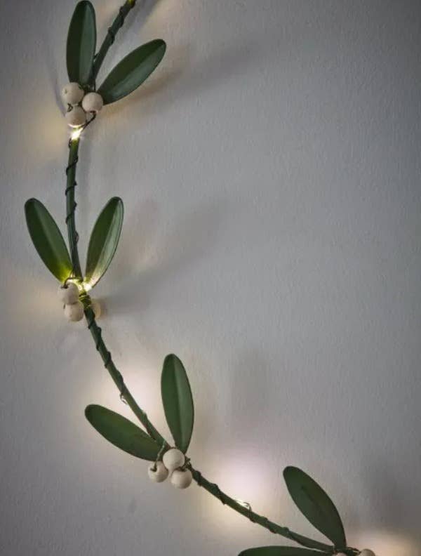 Lumina Of London AU - Wholesale Wreath - Mistletoe Wreath1
