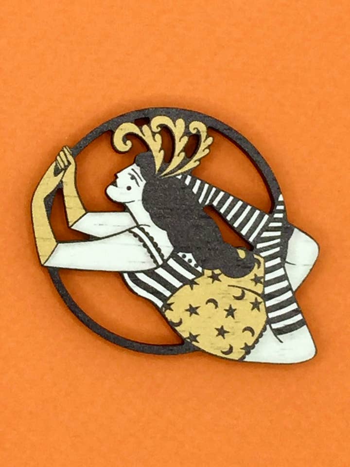 Broche à épingle en bois de style vintage Circus Aerialist pour la vente par Su Owen