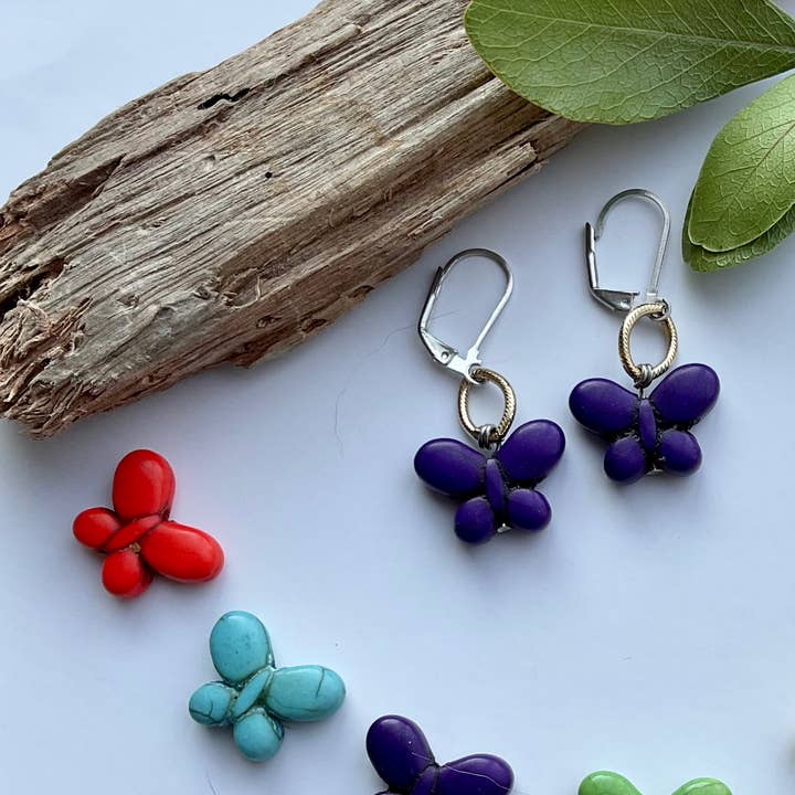 Turkos fjärilsdesignerörhängen (trådkrok) för wholesale av J. Jansen Designs