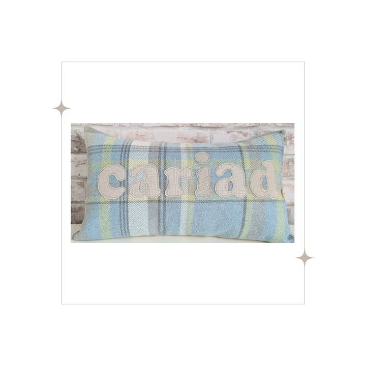 Signature Collection Cariad kudde - 5 färger att välja mellan för wholesale av Sweet Williams