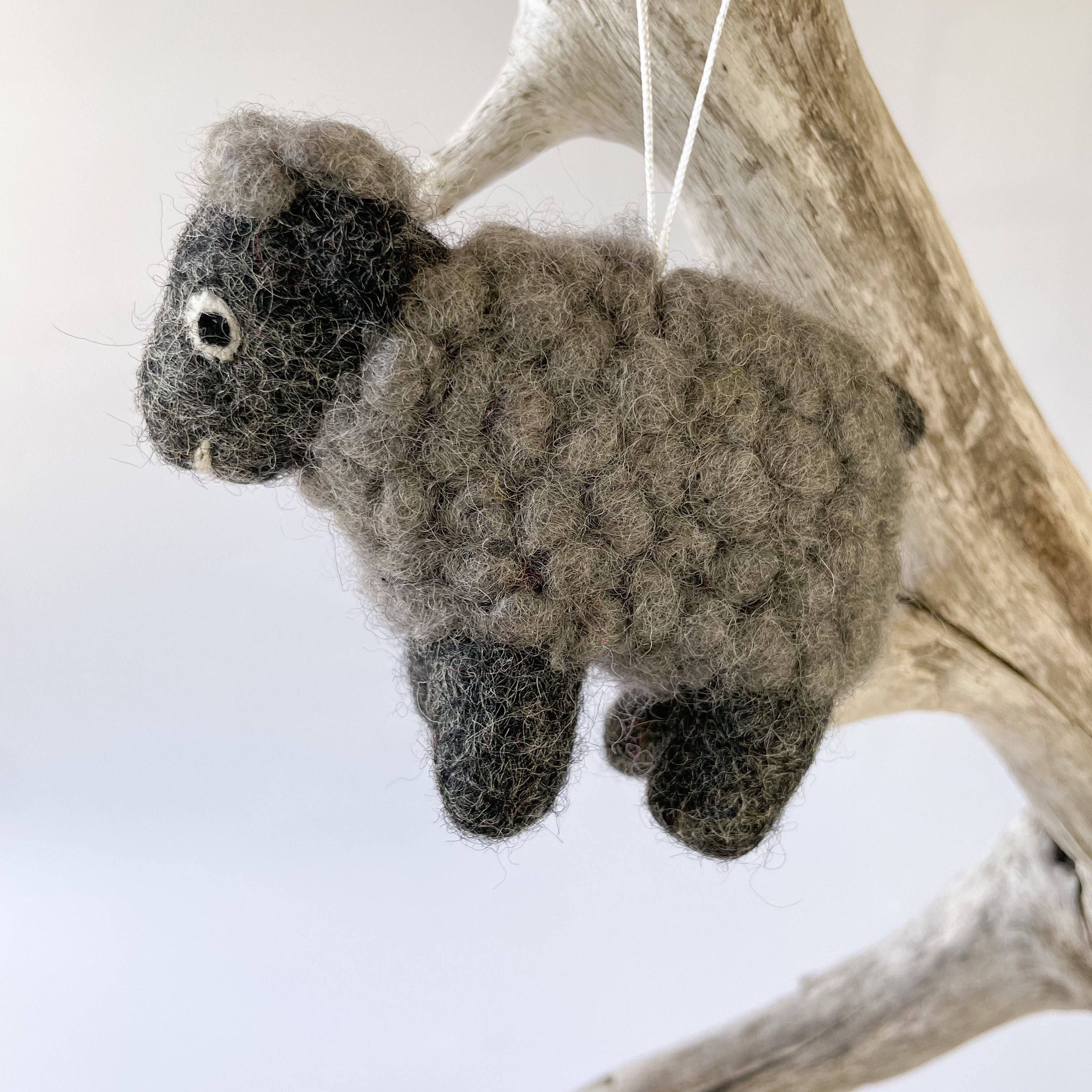 AKUKU - Vente Objets de décoration - Mouton Noir - Ornement en Feutre1