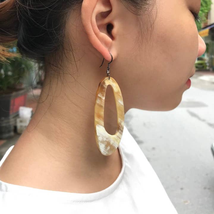 Hala Design – Engroshandel Hængeøreringe og creoløreringe – Chunky Horn øreringe, Tribal øreringe, Buffalo Horn smykker