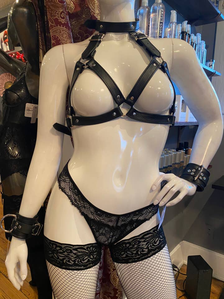 M-Geschirr (Erhältlich in 11 Farben) für den Großhandel von The Montrose Forge