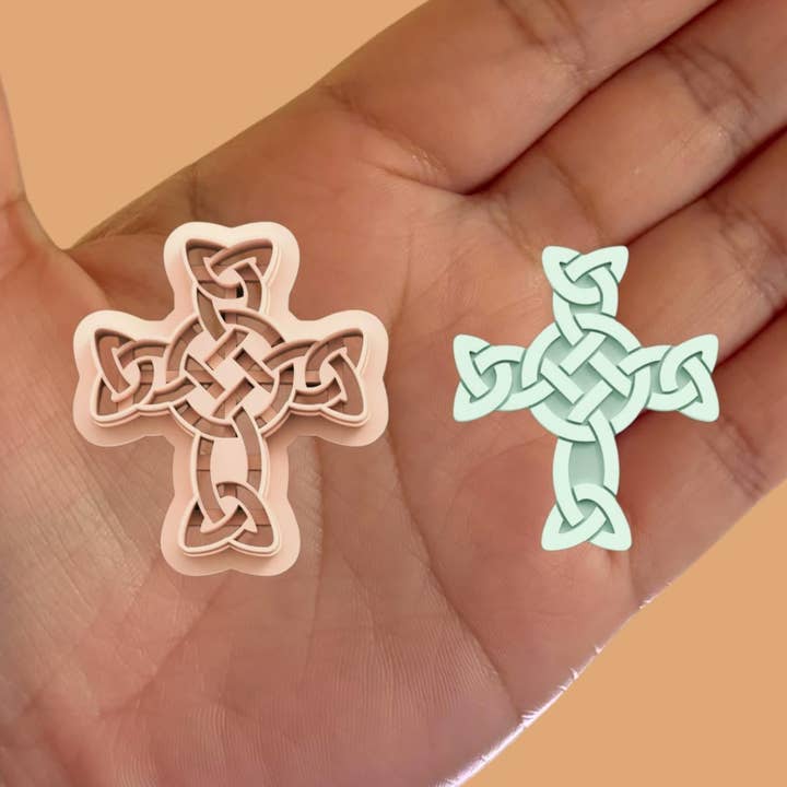 Boucle d'oreille nœud celtique croisé pour la vente par Roussell Prints and Demand LLC