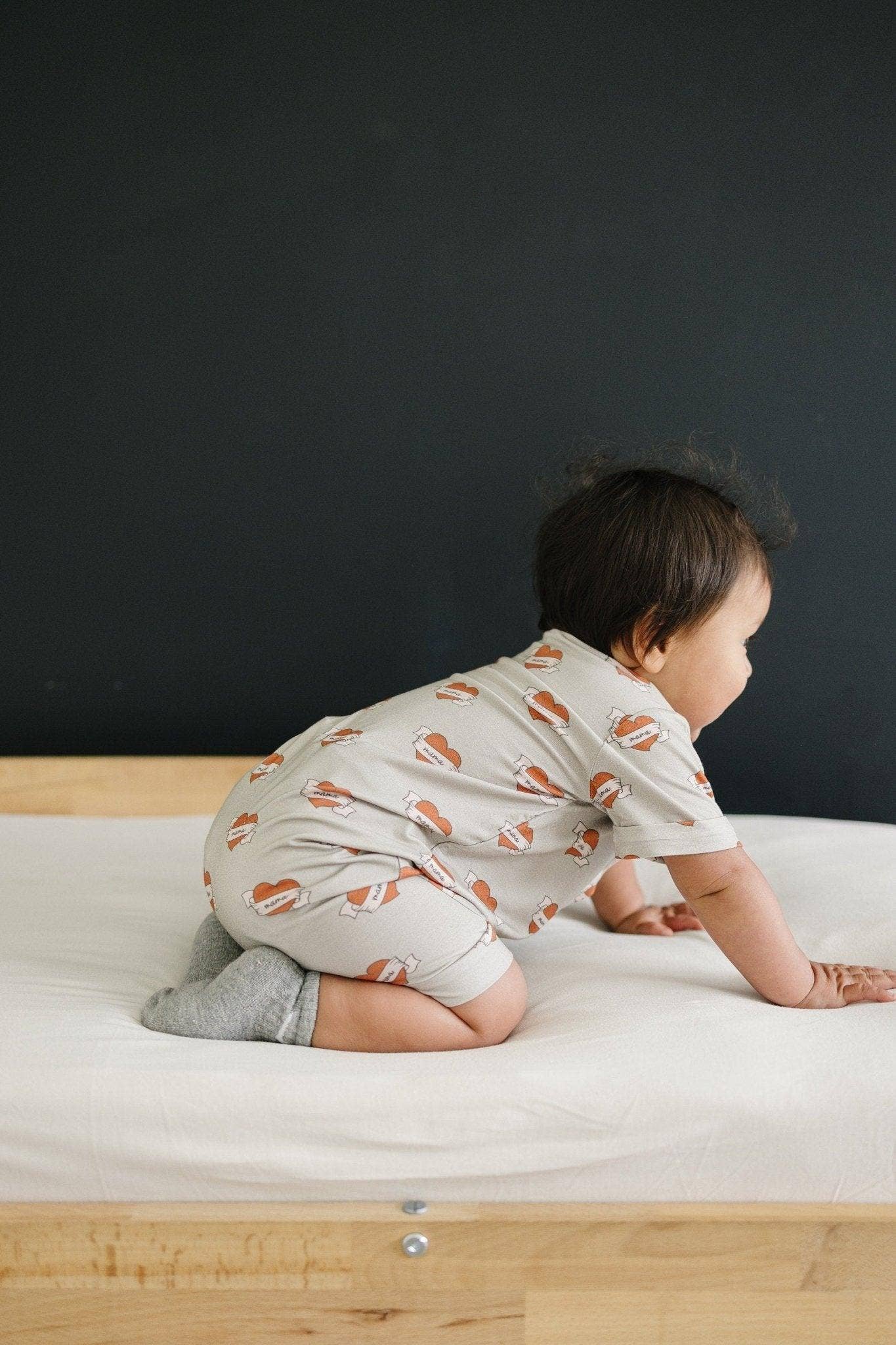 Little Joy Co. - Vente Barboteuse – bébé - Barboteuse Henley en bambou Mama Tattoo Hearts6