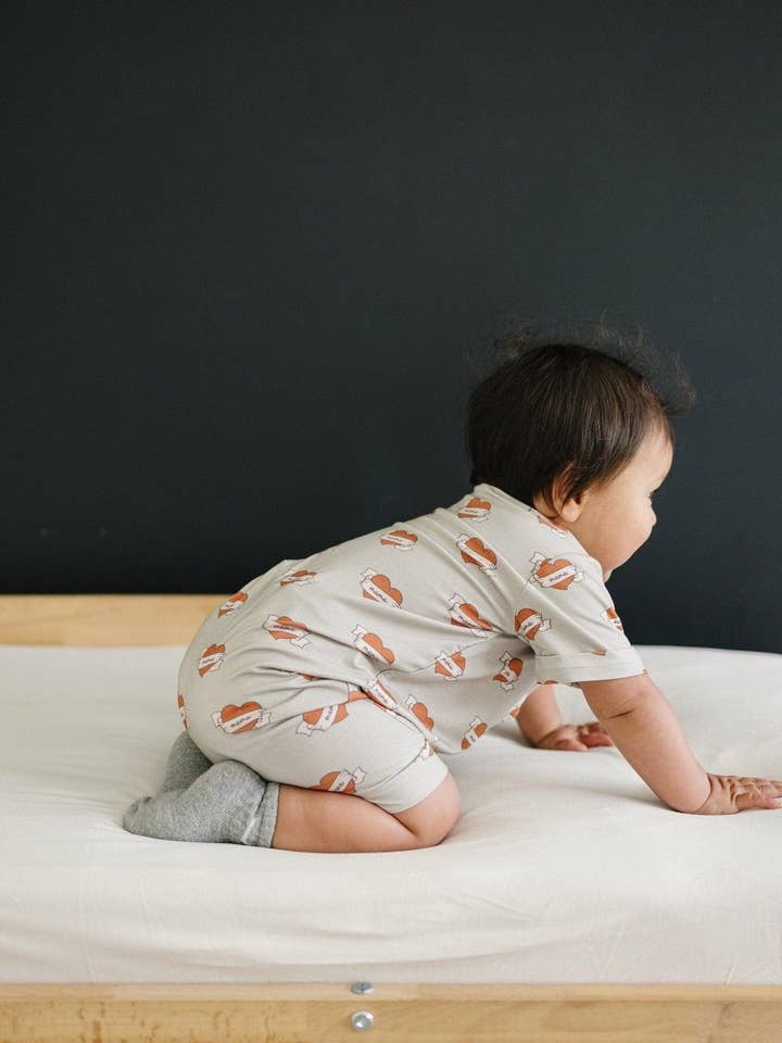 Little Joy Co. - Vente Barboteuse – bébé - Barboteuse Henley en bambou Mama Tattoo Hearts6