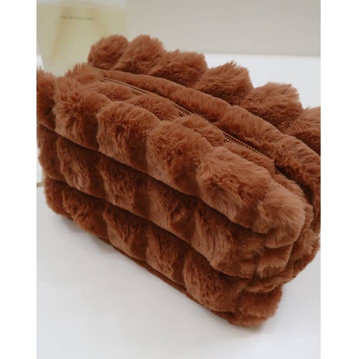 Love and Repeat - Vente Trousses de maquillage/cosmétique - Pochette à cosmétiques matelassée en fausse fourrure19