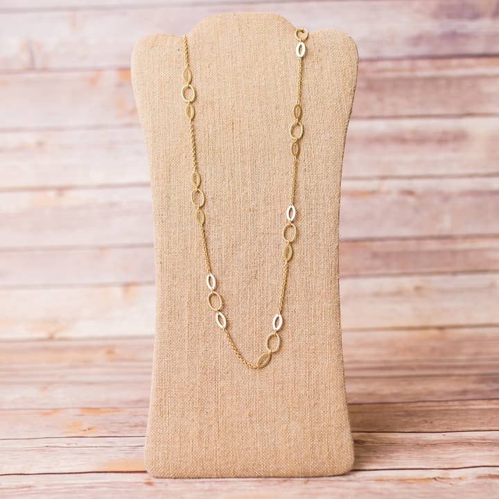 Collier long à chaîne avec anneaux dorés mats pour la vente par Swara Jewelry LLC
