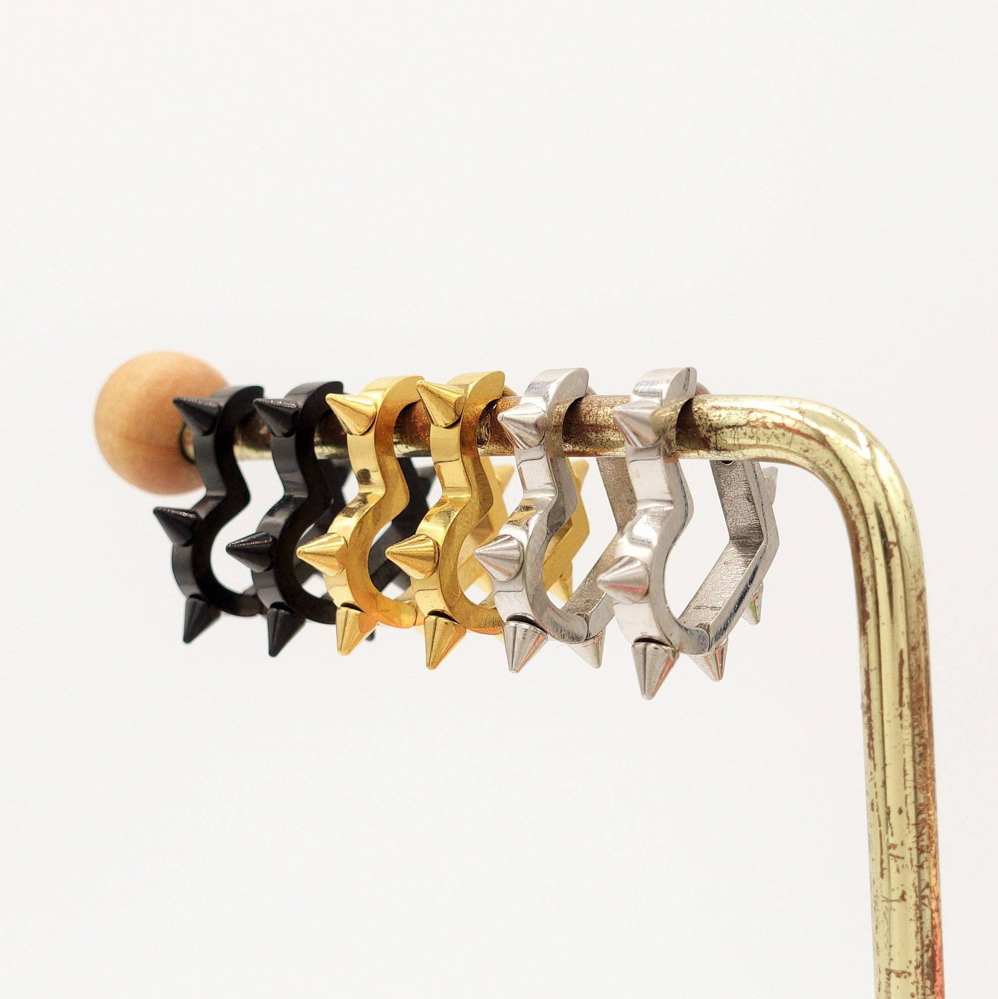 Daemon srls – wholesale Solitärörhängen – SUSY - rostfritt stål - hjärtformade hoop-örhängen med spetsar6