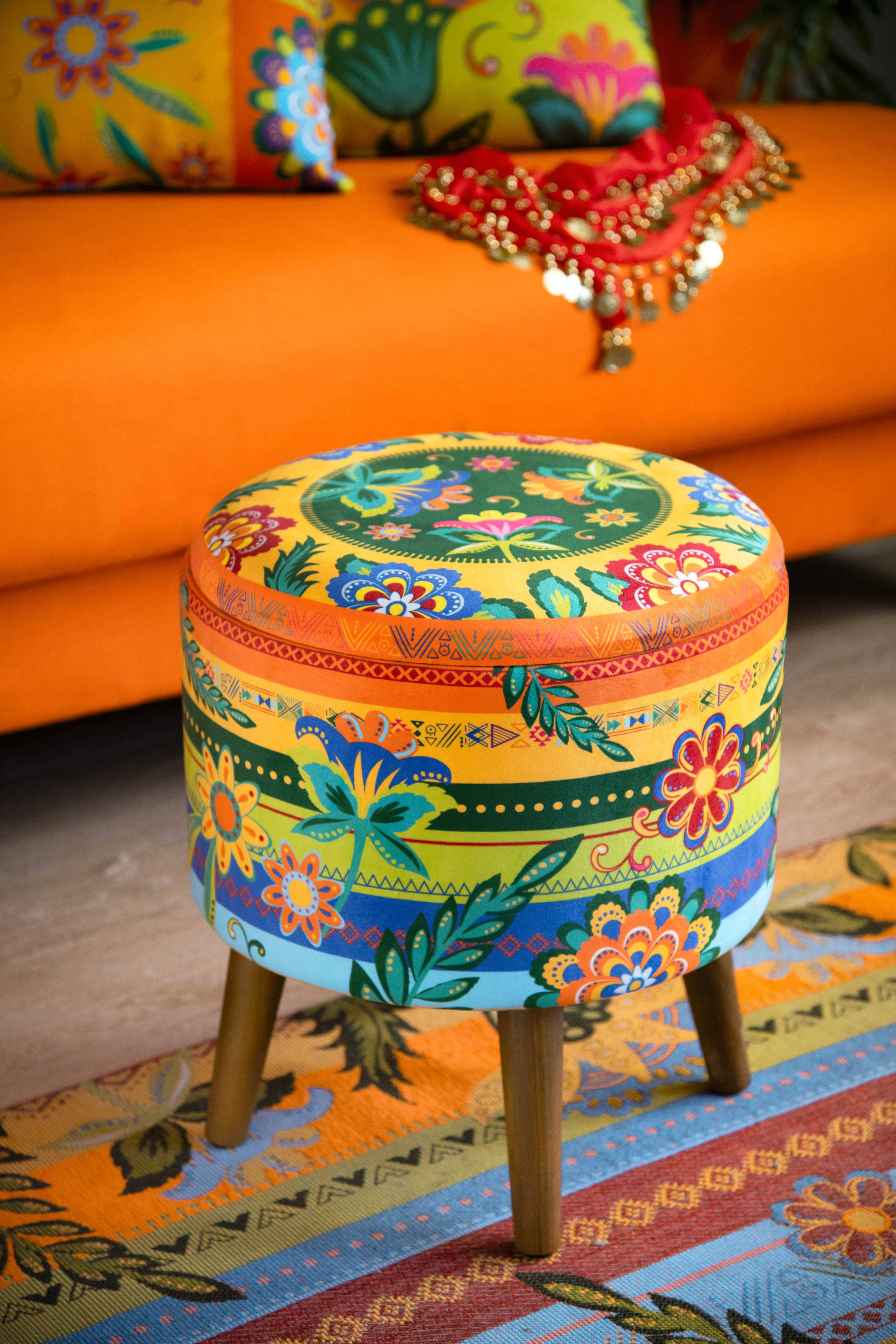 Bergamaschi & Vimercati S.p.a. – Pufe por atacado – Puffe com arrumação Gipsy Soul Excelsa em veludo e madeira 38x38x45 cm – Estampa floral boho multicolorida2