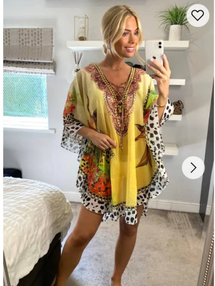 Kaftan van chiffon met luipaardprint en print in geel voor wholesale door CY FASHION. LONDON