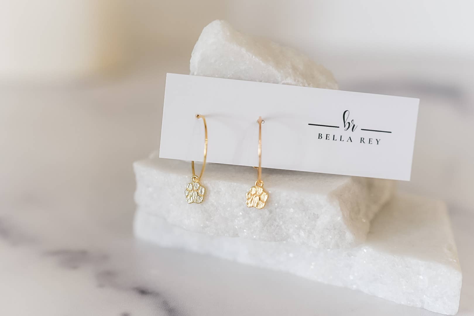 Bella Rey jewelry – Großhandel Hoops – Ohrringe Bulldog Hoops aus 18 Karat Gold, Dawg-Paw-Gameday2