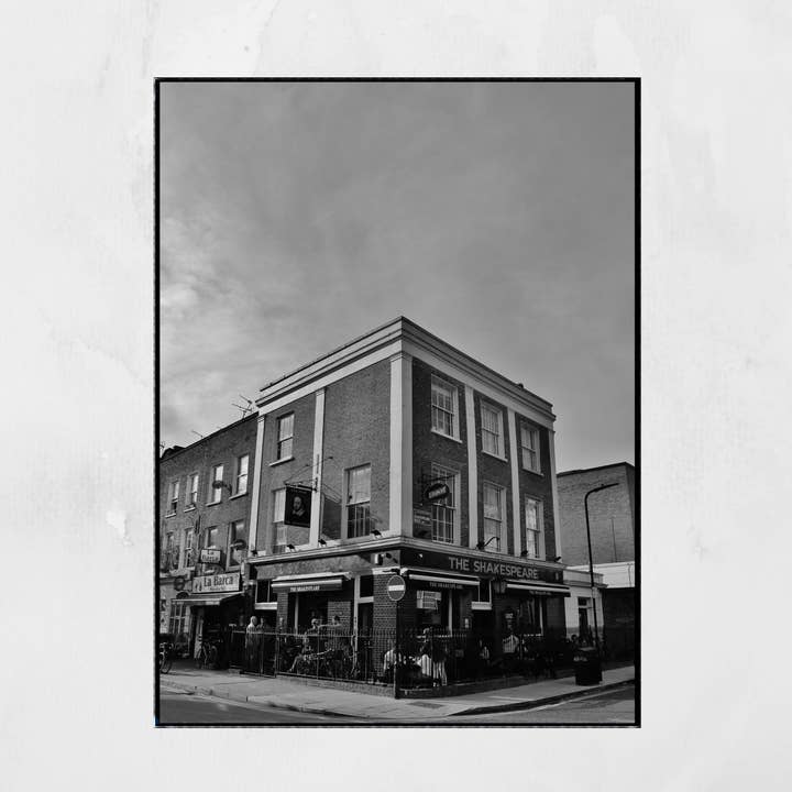 Impresión fotográfica en blanco y negro de The Shakespeare Pub Stoke Newington para venta al por mayor de Mo & Paul Photography