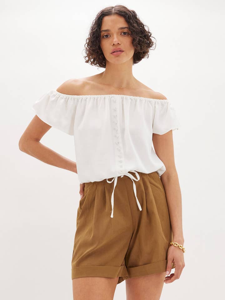 Regan Off Shoulder Crop Top - Wit voor wholesale door Amelius