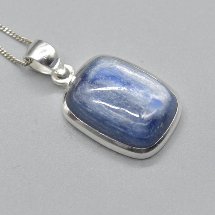 Pendentif rectangulaire en cyanite bleue en argent sterling pour la vente par Oriental Direct Craft Supplies