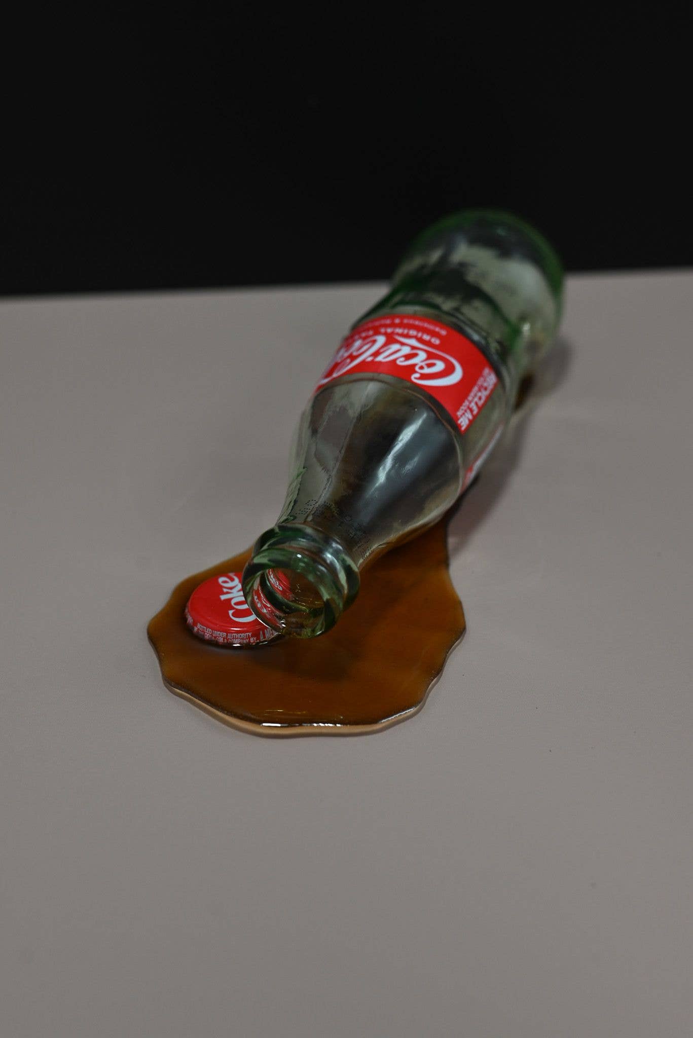 Just Dough It! Fake Foods - Vente Décorations de table - Bouteille de Coca renversée factice3