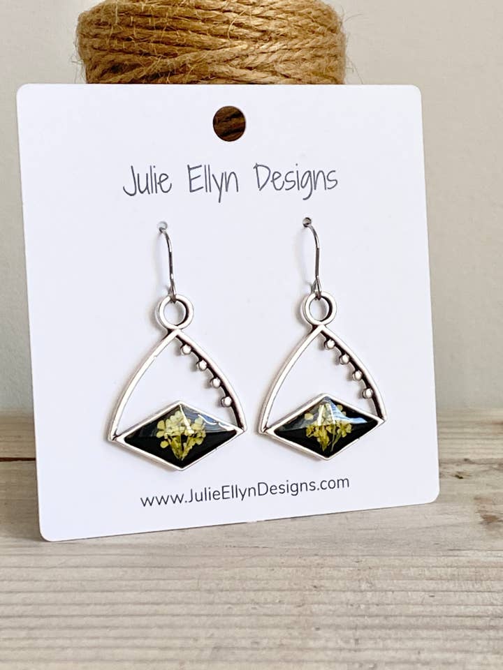 Botanische Ohrringe - Antikgelbe Blumenohrringe für den Großhandel von Julie Ellyn Designs