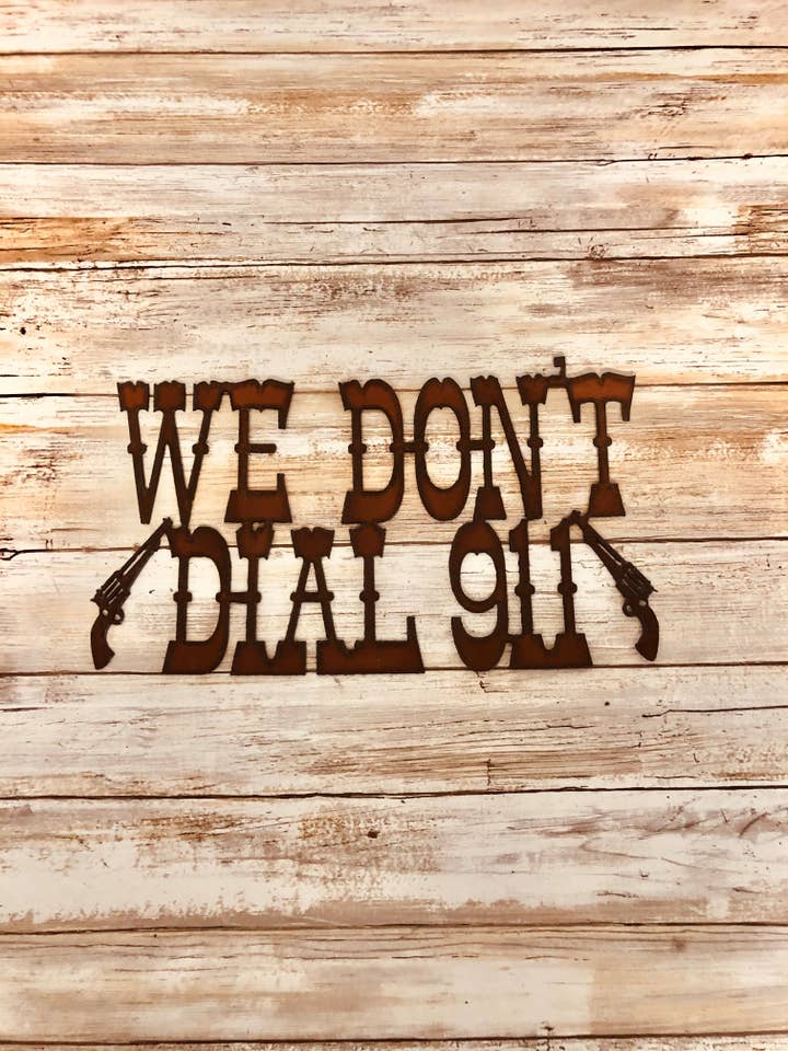 Vi ringer inte 911 Gun Sign för wholesale av Universal Ironworks USA