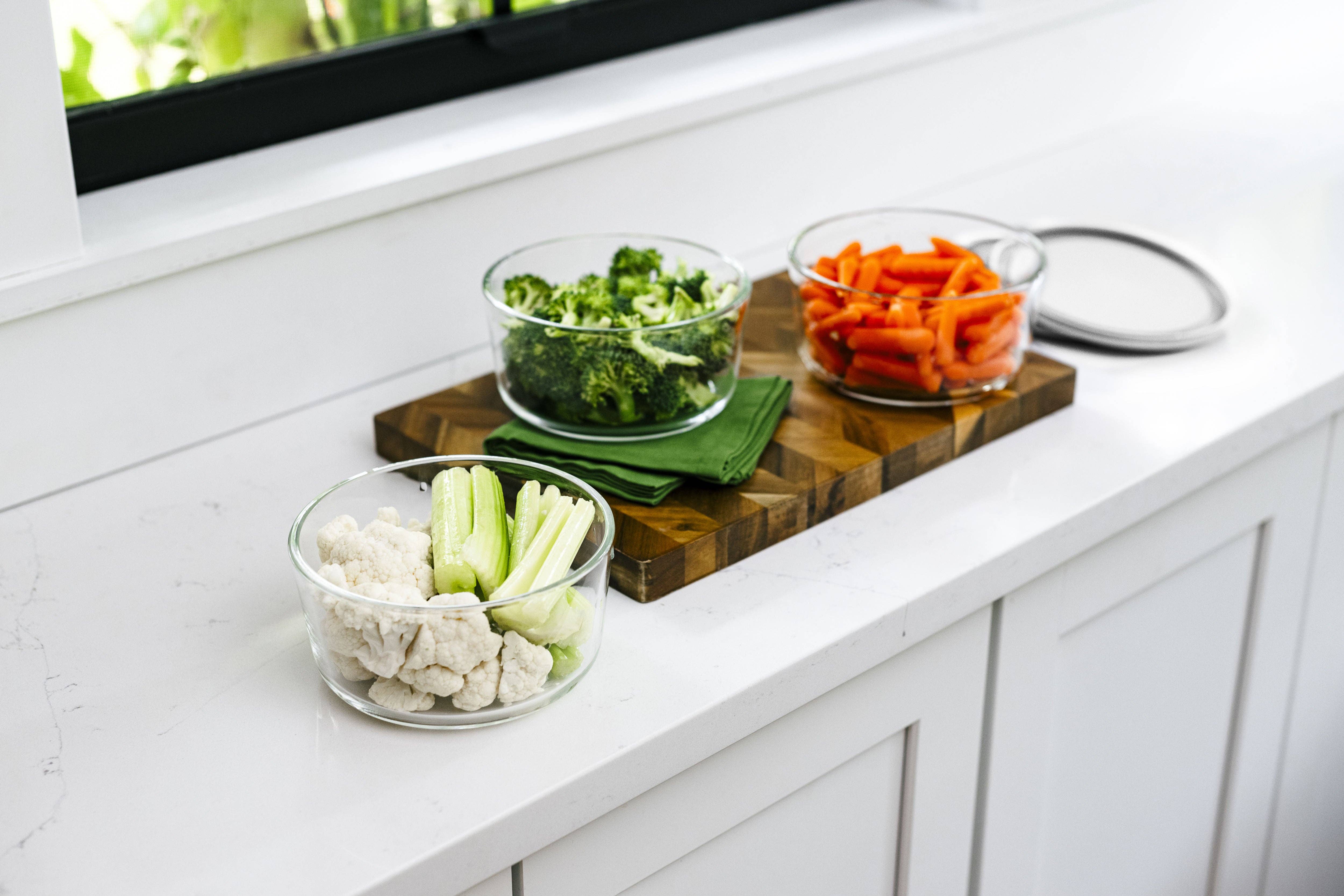 Dura Living LLC - Wholesale Food Storage Container - 12 Piece (4 Cup / 32oz) Round Glass Food Storage Container Set (6 Containers + 6 Lids) with Bonus Lids2