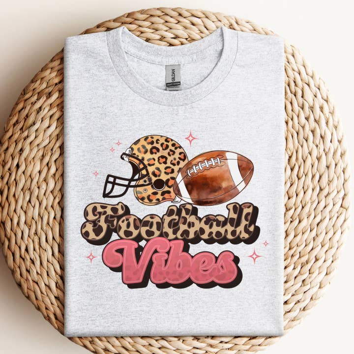 T-shirt Football Vibes GameDay/Automne Football pour la vente par Londas Tees and Tumblers