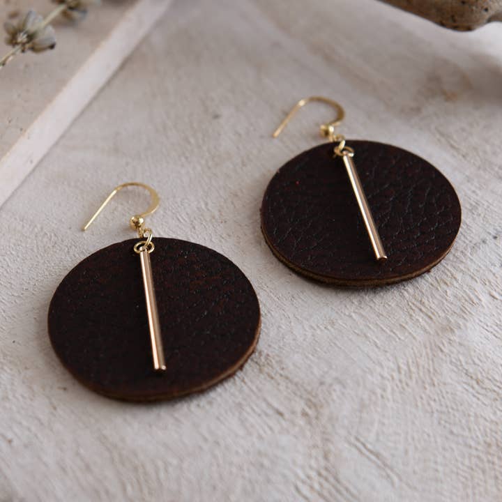 Cirkel- och guldtacka-örhängen i läder för wholesale av Cecelia Designs Jewelry