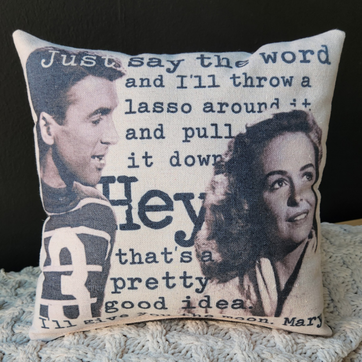 Desmond Brown - Vente Coussin décoratif - Petit coussin de Noël - George Lassos the Moon1