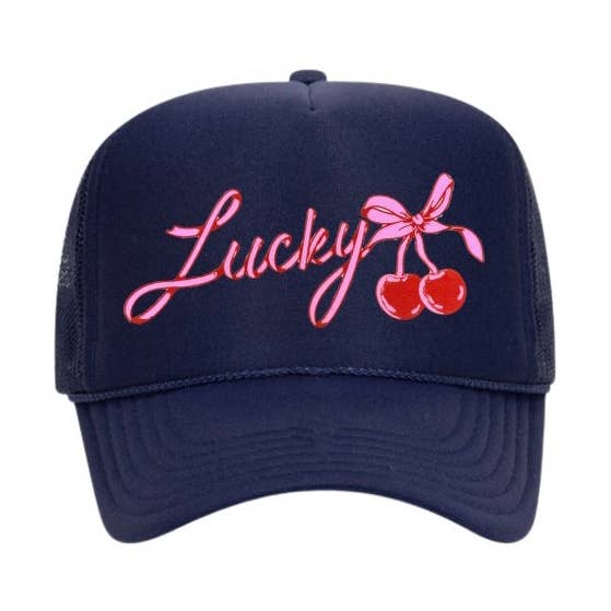 Casquette Trucker Lucky Girl (bleu marine) pour la vente par Not From Malibu