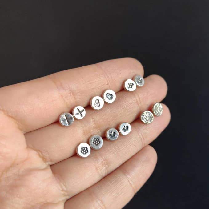 Orecchini a perno in argento stampato e ulteriori Risultati per vendita di piercing all'ingrosso. Resi gratuiti e termini di pagamento a 60 giorni su Faire in tendenza su Faire.