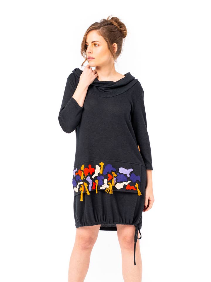 Soepelvallende jurk met borduursel. Antracietkleurige jurk. voor wholesale door Mamatayoe