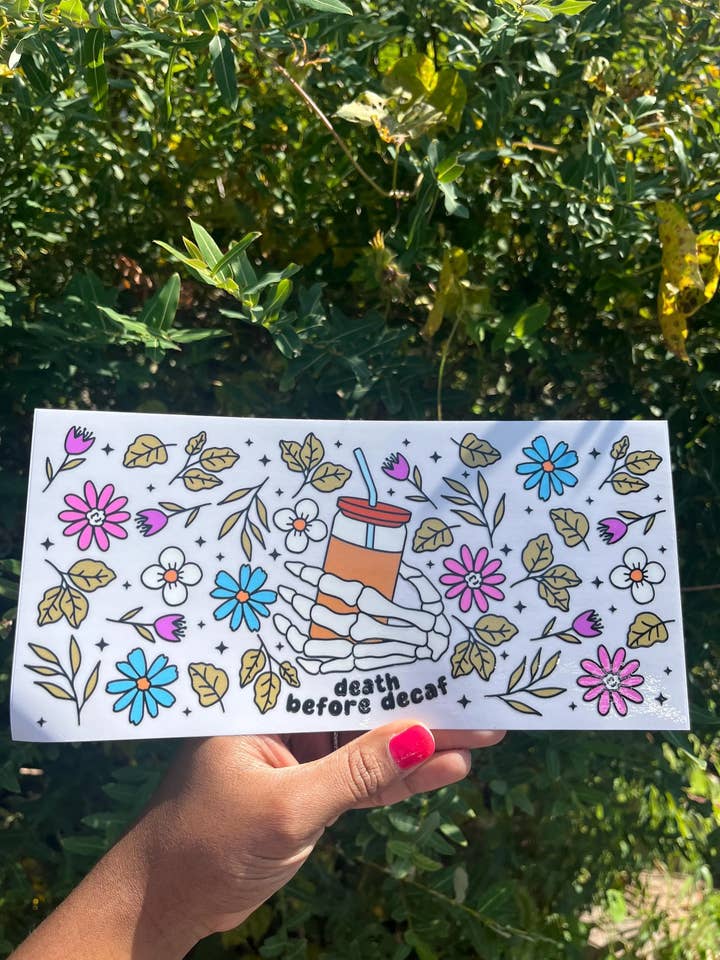 Morte prima del decaffeinato UV DTF Wrap, involucro per lattina di vetro da 16oz, bicchiere di vetro, trasferimento, pronto da applicare, fantasma, libro, occhiali, fiori, fiocco, carino, boo. per la vendita all'ingrosso da parte di Love To Create