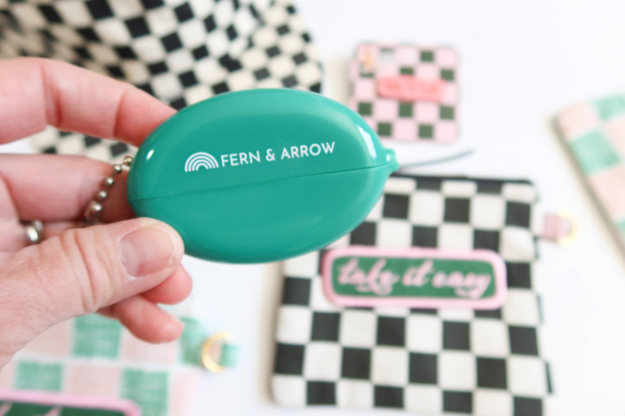 Fern & Arrow – Großhandel Geldbörse – Damen – Retro-Münztasche aus Gummi mit Kugelkette und Schlüsselbund3