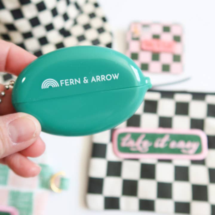 Fern & Arrow – Großhandel Geldbörse – Damen – Retro-Münztasche aus Gummi mit Kugelkette und Schlüsselbund3