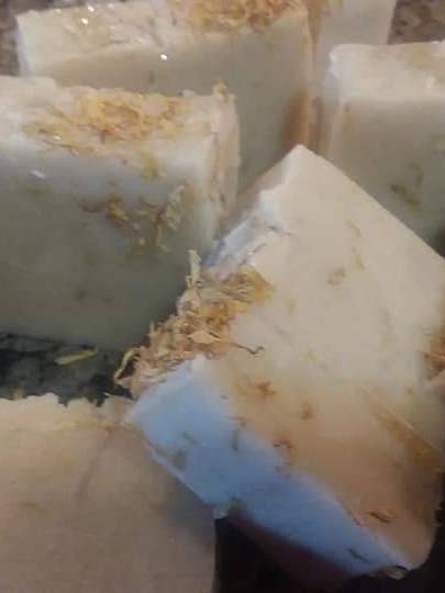 Savons au calendula et à l'argile bentonite. pour la vente par Lala's Soaps