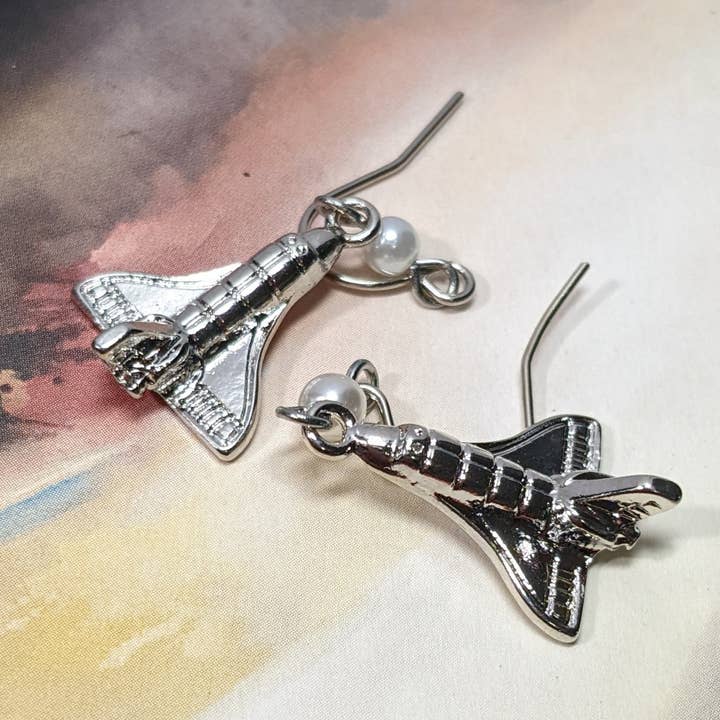 Boucles d'oreilles pendantes navette spatiale Science Outer Space pour la vente par Fiona Accessories