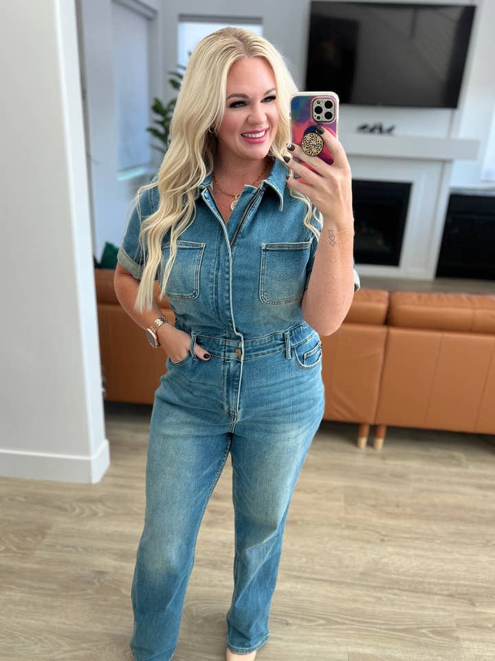 Sylvia Kortärmad Denim Jumpsuit för wholesale av Simple Blessings Boutique