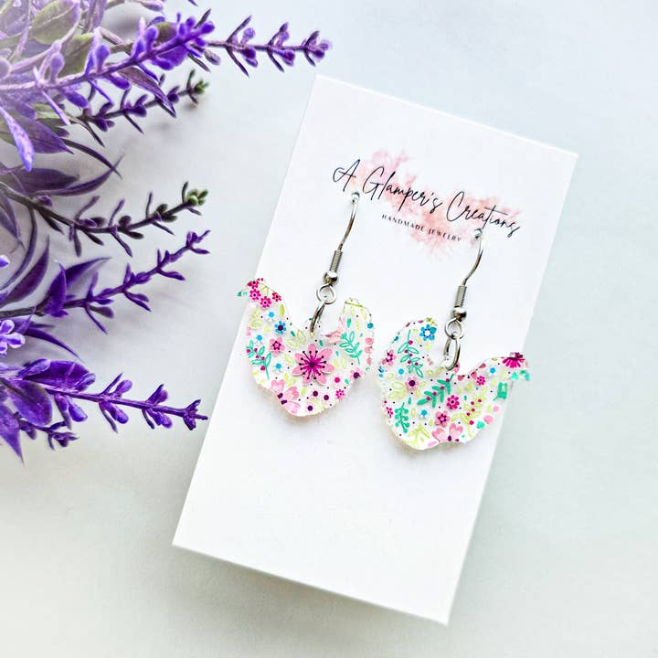Mikroblommiga kycklingörhängen i akryl för wholesale av A Glamper's Creations LLC