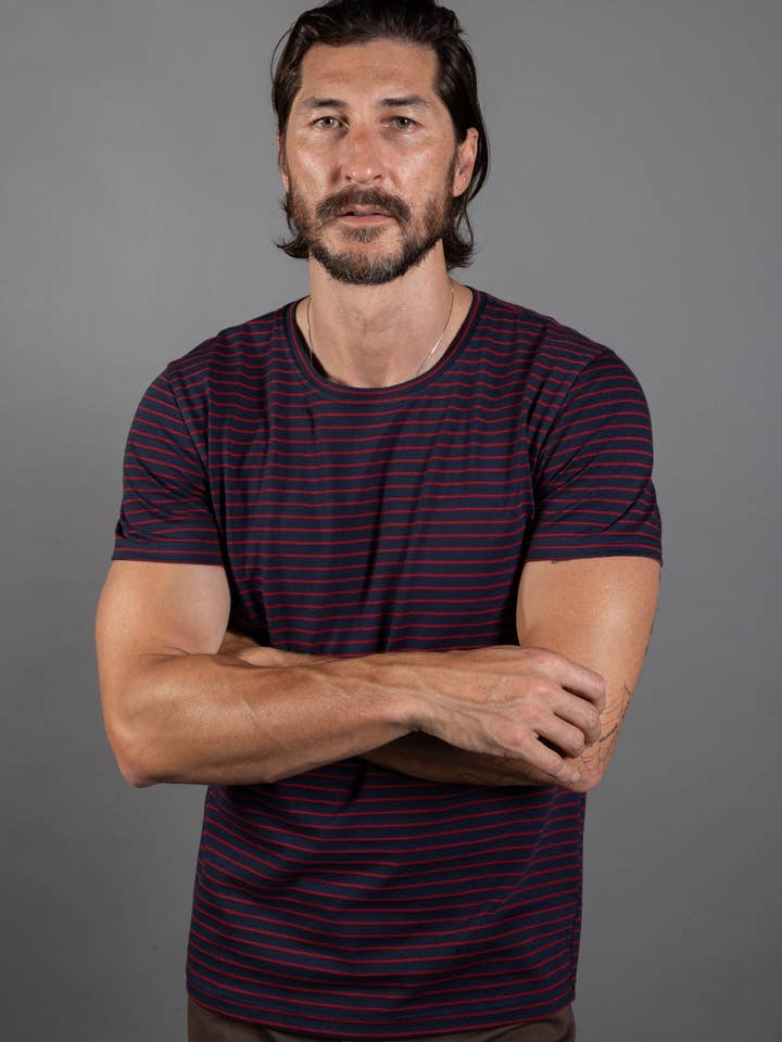 T-shirt à rayures col rond pour homme pour la vente par Mika Jaymes