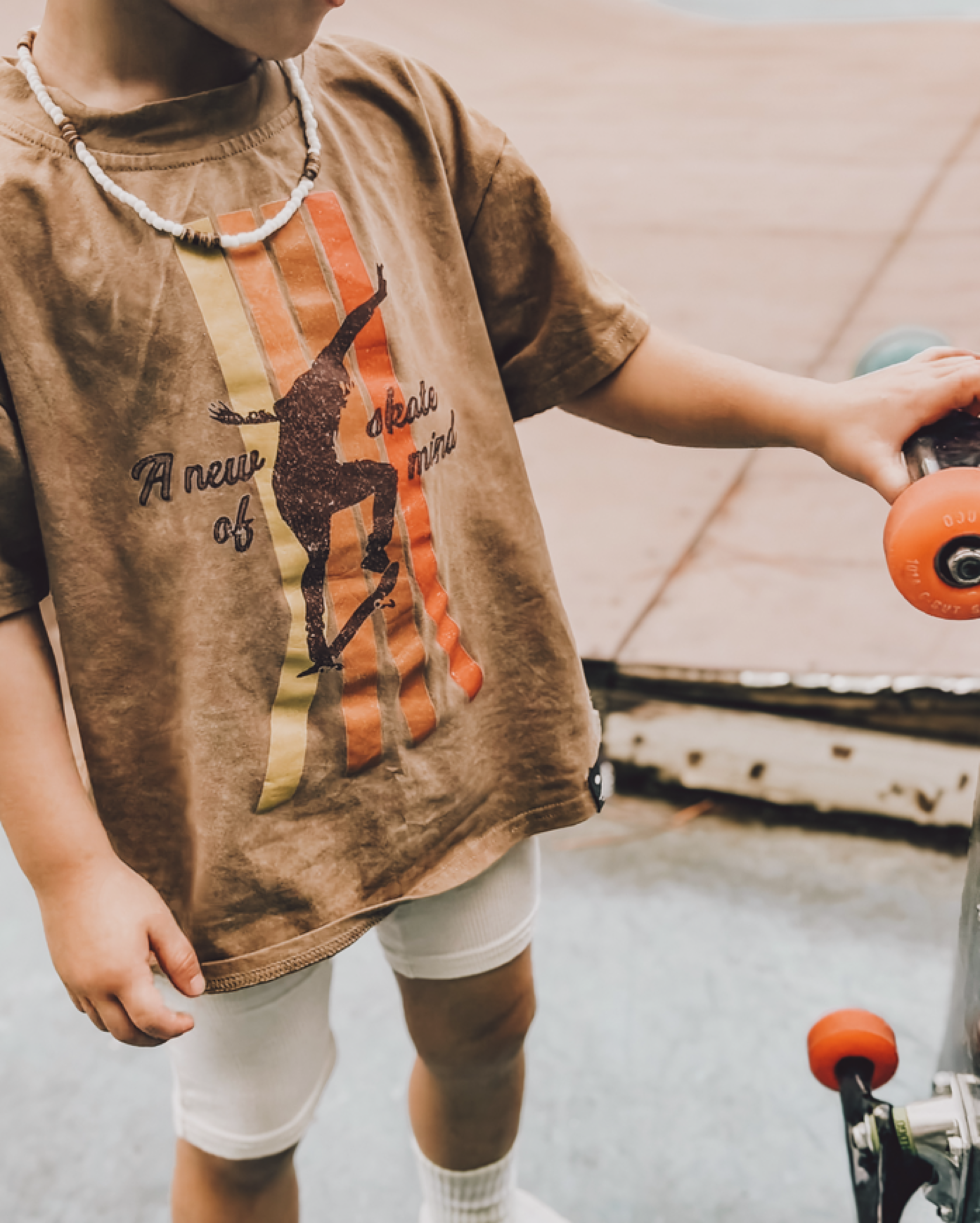 Café glacé T-shirt graphique A New Skate of Mind – Marron| T-shirt de skate en vente sur Faire2