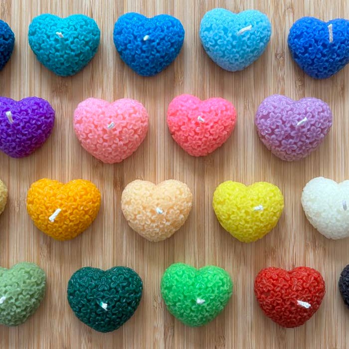 Herzförmige Teelichter aus Bienenwachs – Verschiedene Farben, 8er-Set für den Großhandel von Beelight Candles