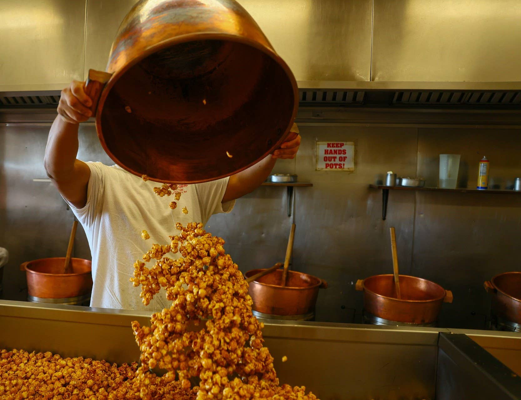 Johnson's Popcorn – Engroshandel Popcorn – Sæsonens Hilsner Popcorn - Stor Spand (28 oz)3